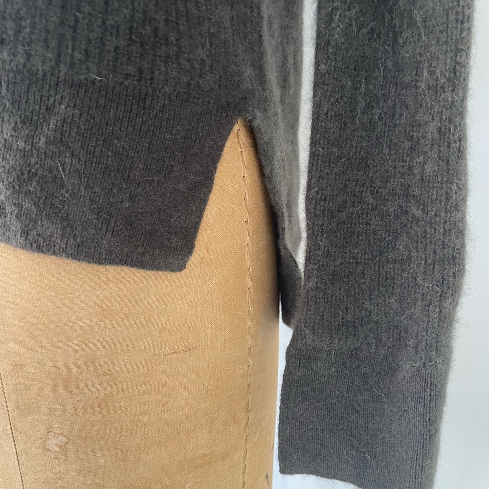 Gently pre-owned Bloomingdale’s cashmere sweater lace up shoulders gray-green S - Picture 5 of 10